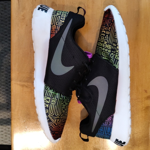 Nike Roshe run QS men's size 8 -#BETRUE- Rainbow Pride colorway - Picture 3 of 9